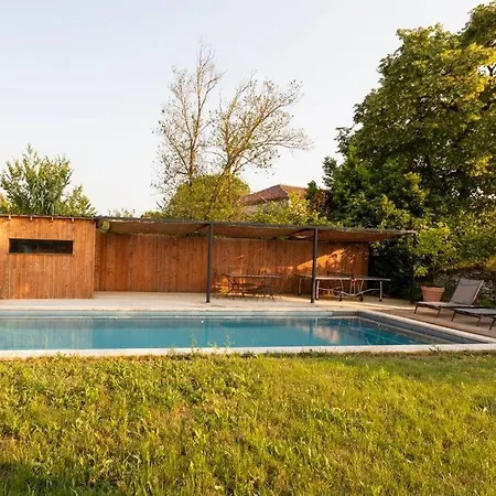 Beautiful Chartreuse With Swimming Pool *